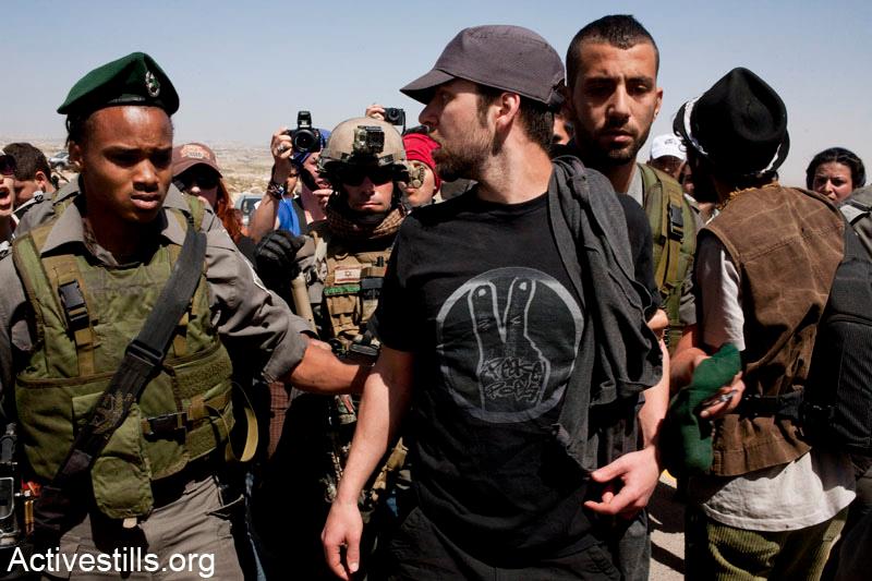 Freedom Bus activist arrested in South Hebron Hills - from ActiveStills.org